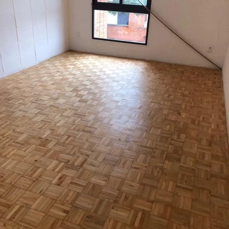 Pulido y encerado de pisos de madera