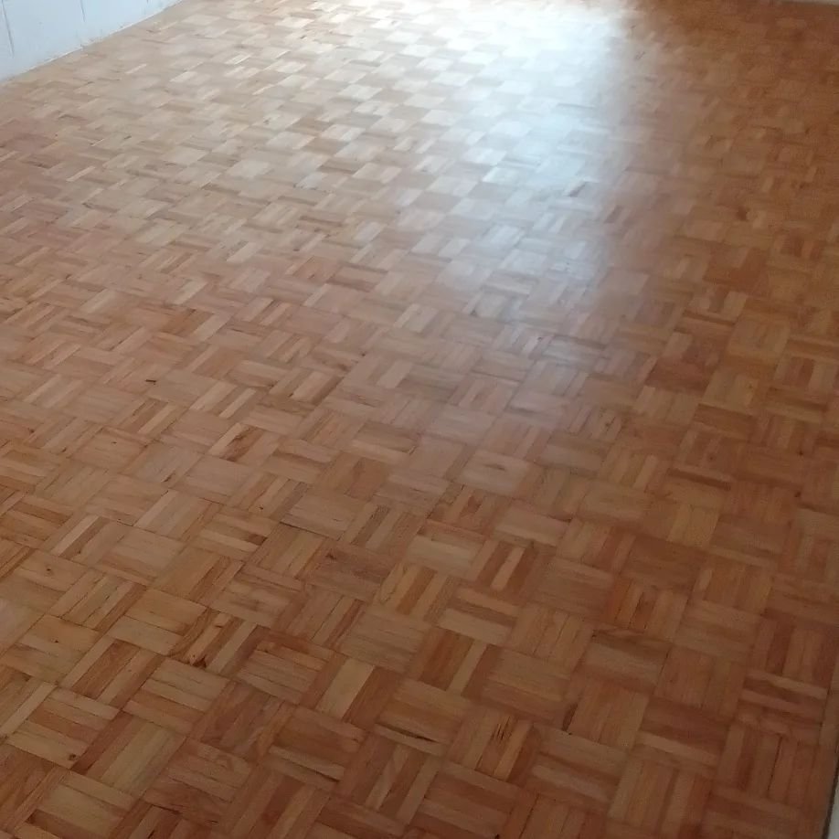 Pulido y encerado de pisos de madera