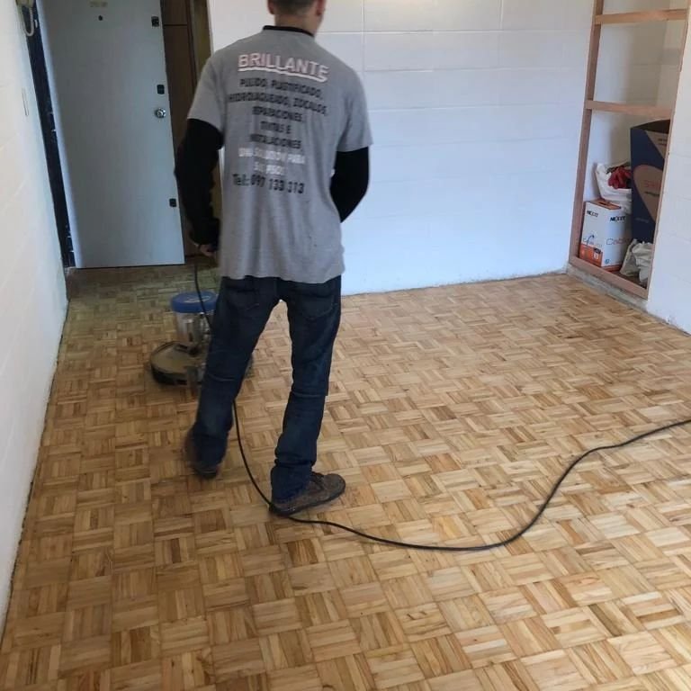 Pulido y encerado de pisos de madera