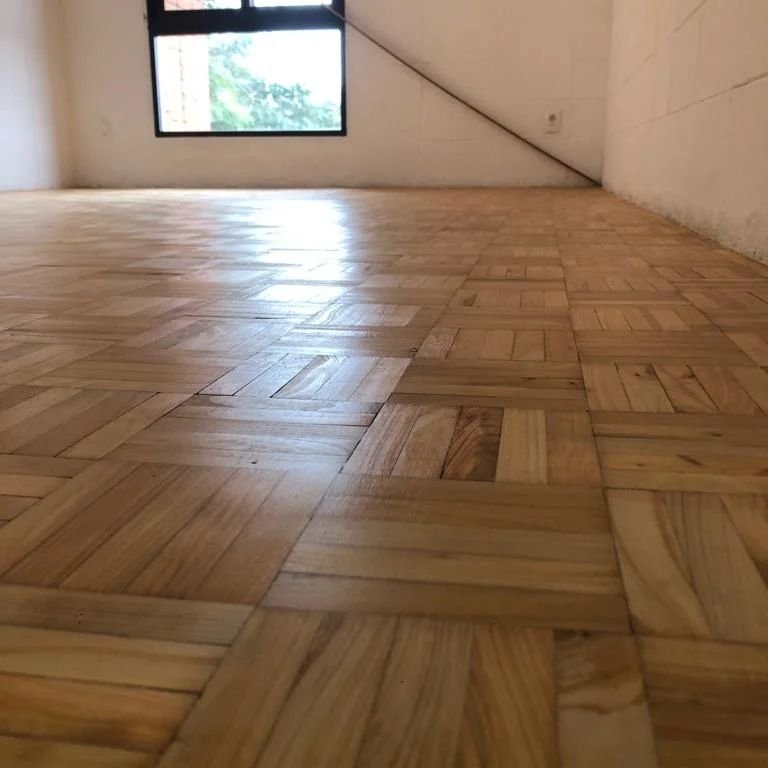 Pulido y encerado de pisos de madera
