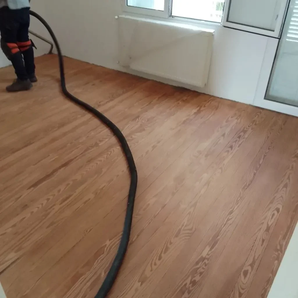 Retiro de moquette y pulido de pisos de madera