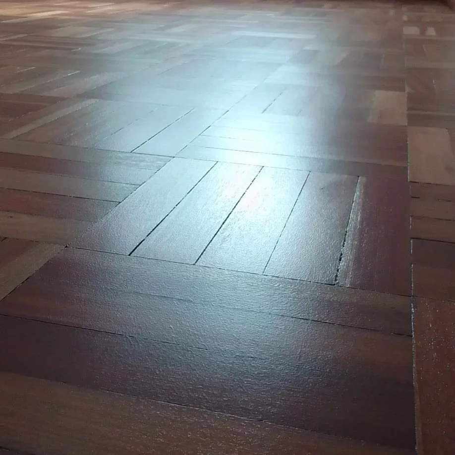 Retiro de moquette y pulido de pisos de madera